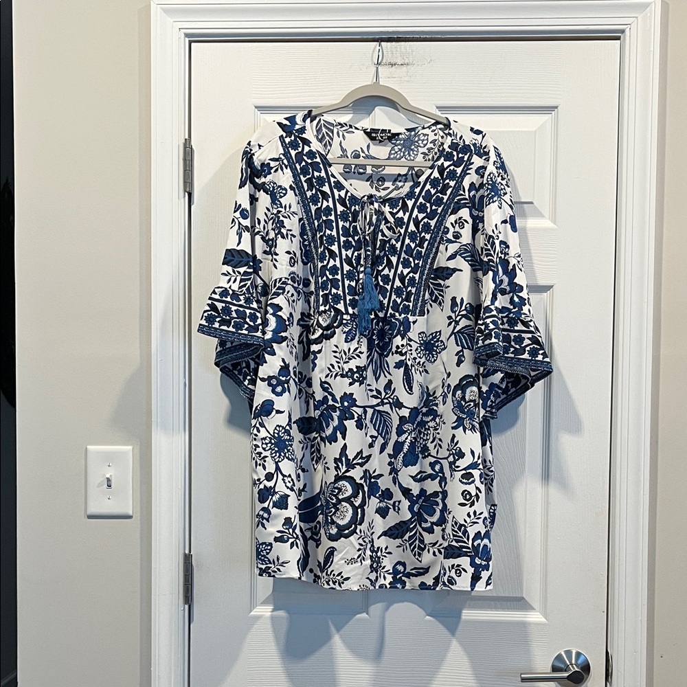 BloomChic‎ Blue and White Floral Paisley Print Bohemian Comfortable Flowy Top